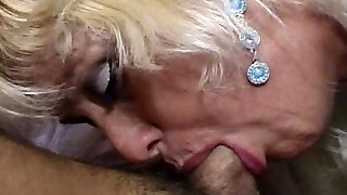 Mature mommie going deep