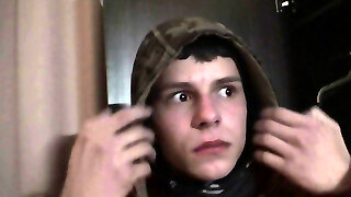 towheaded mama nimmt zwei beefsticks von beiden seiten