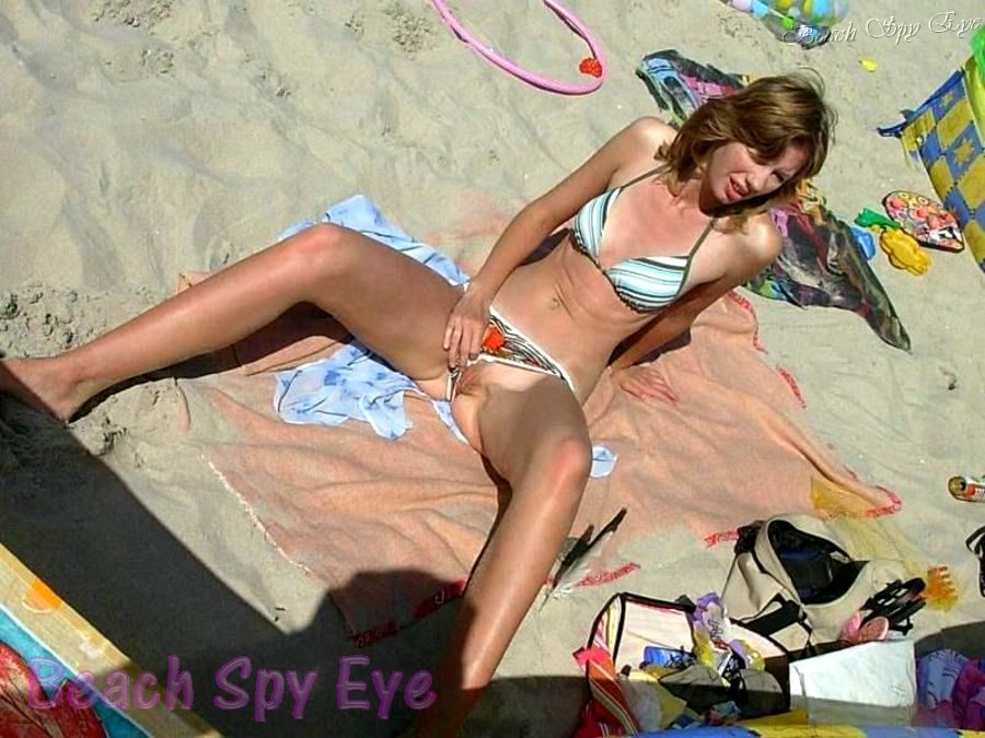 900px x 675px - Girls opens a little bikini and lets us see what it hides on beach
