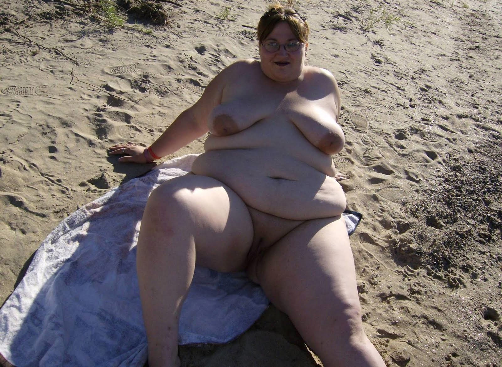 1600px x 1170px - Chubby mature ladies sunbathing on a nudist beach