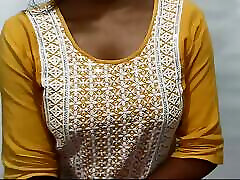 indian desi sexy bhabi con increíbles tetas cambiando de vestido delante de la cámara