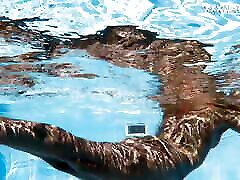 венгерская блондинка, худенькая порнозвезда, плавающая в бассейне