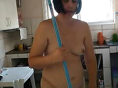 After cleaning the house, nudist wife pee and she uses the cuckold as king konda paper