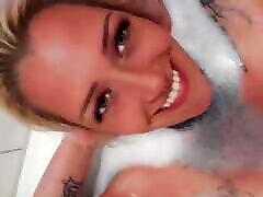 in der badewanne mit süßem tattoo rave girl