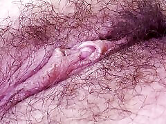сексуальная мамочка мастурбирует до оргазма своей большой волосатой киской