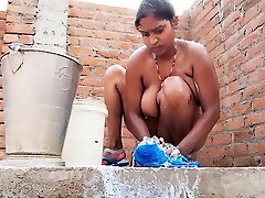 Indian Hot salesman kitchen Sexy Beautiful Aunty Bathing buri miya Fingering Her Cremie Tight Pussy With Her Finger