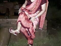 बहू रानी रट को बरिश एम ट्यूबवेल पर नहा रही थी पीछे से बूधे ससूर ने बहू रानी को जबरदस्ती चोड दिया