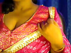 bhabhi sexy caressant ses seins