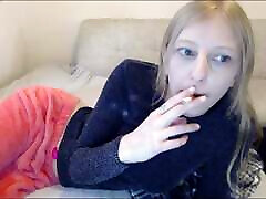 palenie papierosa przed kamerą internetową