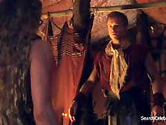 T Ann Manora changing rm - Spartacus S03E09