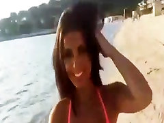 性感的女孩跳舞在海滩上