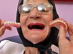 75 سال, مادر بزرگ ارگاسم بدون دندان مصنوعی