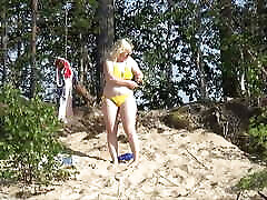weiß-gelb-roter und blauer bikini am strand