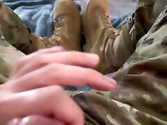 US poliuretanovaya zatirka soldier Jerking off in uniform and showing off his boots
