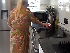 femme au foyer coquine nettoyant dans la cuisine