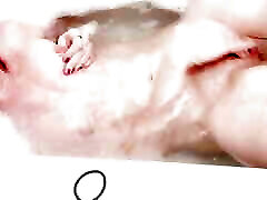 горячая мамочка рыжеволосая милфа играет со своей волосатой киской в ванне