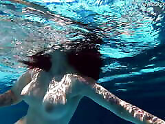 来自俄罗斯的Sheril Blossom青少年在游泳池游泳