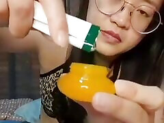 सींग का बना हुआ एशियाई गर्म लड़की उसके शरीर को दिखाने के लिए उसके कमरे में अकेले