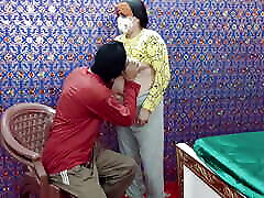 indischer arzt lutscht brüste und wird mit einer großen patientin hart gefickt