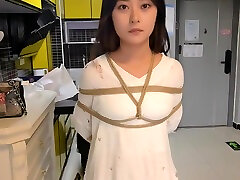 ragazza cinese in abito lungo in schiavitù