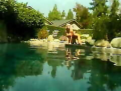 heiße babes genießen schöne zeit im pool mit ihren spielzeugen