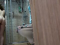 hd-hausgemachtes video von meiner nackten freundin, die sich im badezimmer erfrischt