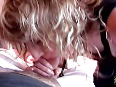 couple amateur baise devant une caméra alors que la blonde aux petits seins le chevauche