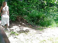 Old Sexy Hitchhiker Whore From Street xxx sorprende in Forest with and Then Without a Condom