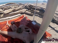 miss cremoso en exhibicionista maestro al aire libre amateur milf masturbación con la mano gran polla en la playa de desnudos público frente a voyeur con semen p2