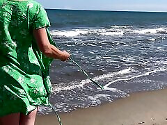 即使赤身裸体，我也在海滩上羞辱我的丈夫