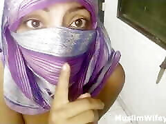 sexy milf cachonda en hijab niqab musulmán árabe se masturba el coño chorreante en la webcam en vivo