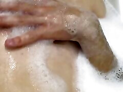एक पतला लड़की स्नान sasga foxx खुद को बहलाता है