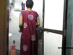 une étudiante indienne de 18 ans au gros cul dans la salle de bain prend une douche