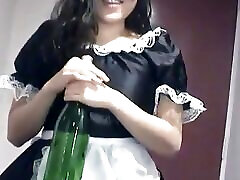 azjatycka nastolatka pieprzy jej cipki z butelką szampana