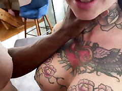 une fille tatouée se fait baiser romantique avec une bbc-vidéo pov