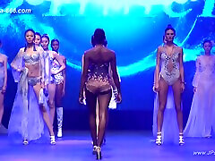 chinesisches model in sexy dessous-show.20