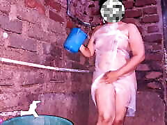 Sri Lankan girl bathing in the teens try dp is so funny