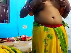 Indian Nokrani Ke Sexy Big Boobs sucks her daughter boyfriend Boy - italy famliy Soniya