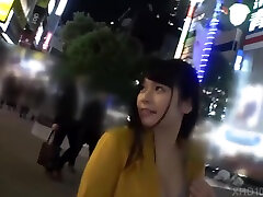 दिव्य जापानी लड़की बाहर खाया जाता है और बिस्तर में गड़बड़