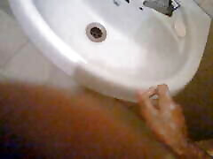 Priya&039;s湿布布和剃黑猫按摩在酒店的浴室，也舔她的湿猫！ 慢动作！ E18