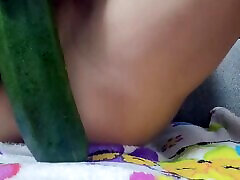 Kinky shimiil ztob uses zucchini and cucumber to stretch her both holes at once