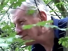 vieux sexe dans la forêt