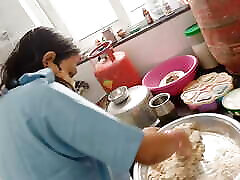 las hermanastras están preparando comida para ir juntas a la escuela. hermanastro la ha follado