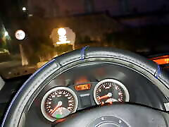 geile hausfrau fickt den lieferboten nachts outdoor in seinem auto