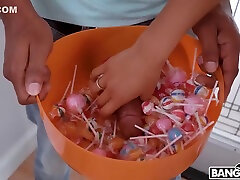 kostenloses premium-video gibt süßigkeiten und seinen langen schokoriegel für halloween - jay bangher, skyla sun und candy long