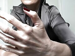 lunghe unghie rosso scuro e pugno mano