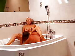 любительские секс игры со зрелой женой блондинкой в ванной