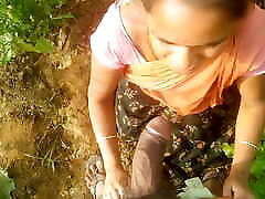 My Indian Bhabhi ko sarso ke khet me lund chusaya, fir dogy style me choda, Hindi me