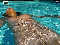 ungherese skin very stretta sulla macchina fotografica in piscina