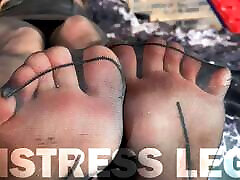 देवी पैर और पैर की उंगलियों में सुंदर काले मोज़ा